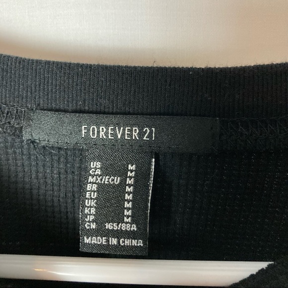 Forever 21 Cropped Graphic Top E2 - Picture 3 of 4